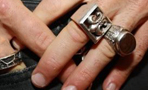 クロムハーツのリングをつける指とその意味